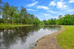 Lost By The Pond Cabin | Hochatown Cabin with Fishing Pond, Hot Tub & Pets - Image 4