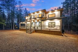The Gallery In The Pines Luxury Cabin - Image 2
