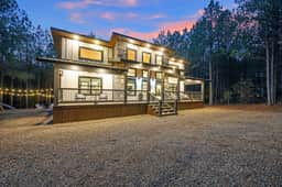 The Gallery In The Pines Luxury Cabin - Image 3
