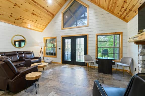Hochatown Cabin with Hot Tub, Fire Pit & Pets | Between The Pines Broken Bow - Image 5