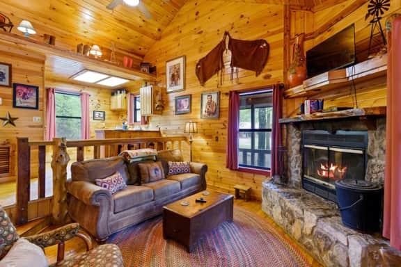 Lost In The West Cabin | Hochatown Cabin with Fishing Pond, Hot Tub & Pets - Image 4